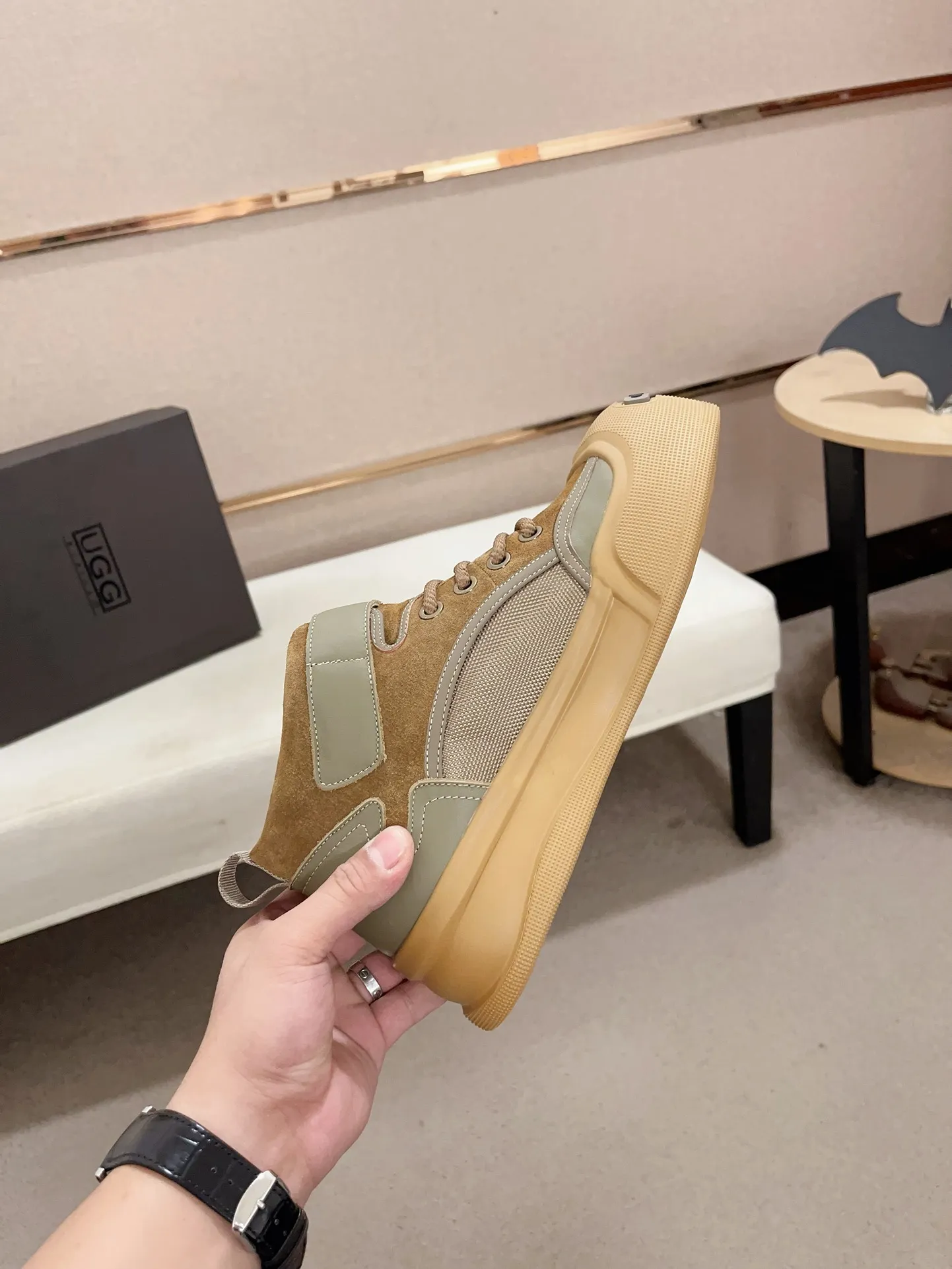 Factory Price: 380 Men's Men's Shoes💰North American Men's Shoes Ugg ☃️In the special sale of new high-quality men's shoes and snow boots in autumn and winter, the nemesis of extreme cold weather! Made of cowhide leather, merino wool lining, and original outsole, whether driving, outdoor or daily wear, there is always one that suits you! Code number 39-44